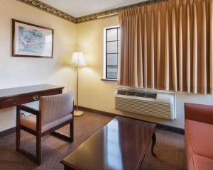 Posezení v ubytování Econo Lodge Inn & Suites