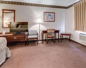 Postel nebo postele na pokoji v ubytování Econo Lodge Inn & Suites