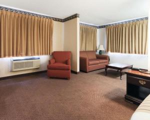 Posezení v ubytování Econo Lodge Inn & Suites
