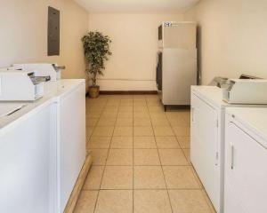 Kuchyň nebo kuchyňský kout v ubytování Econo Lodge Inn & Suites