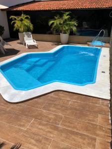 een zwembad op een patio met een blauw en wit zwembad bij Hotel Des Basques in Maceió