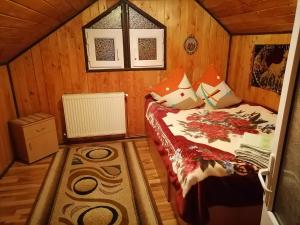 1 dormitorio con 1 cama en una cabaña en Domeniul Teodorescu, en Piatra Neamţ