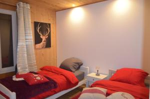 ein Schlafzimmer mit 2 Betten und einem Hirschbild an der Wand in der Unterkunft Little InterVal in Le Villard