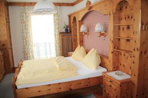 1 dormitorio con 1 cama en una habitación de madera en Gasthof zur Gams, en Donnersbachwald