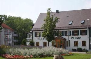 un grande edificio bianco con le parole "camonix" di Hotel-Gasthof zur Linde a Langenau