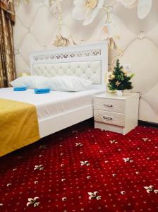Un dormitorio con una cama con un árbol de Navidad. en Apartment & Guest Rooms ART Bukhta, en Sevastopol