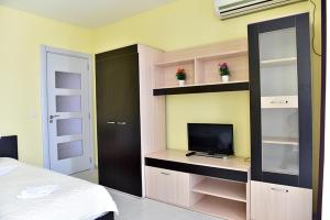 - une chambre avec un lit et une télévision sur un bureau dans l'établissement Хотел Дива, à Blagoevgrad