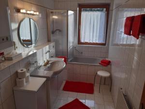 Ein Badezimmer in der Unterkunft Landhaus Klausnerhof Hotel Garni
