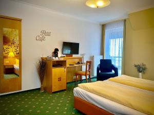 Habitación de hotel con cama y escritorio en Querfurter Hof, en Querfurt