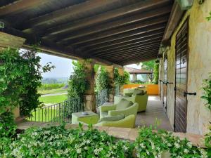 A seating area at Casale Poggio Nebbia