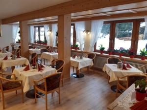 Reštaurácia alebo iné gastronomické zariadenie v ubytovaní Landhaus Klausnerhof Hotel Garni