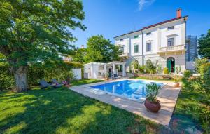 a backyard with a swimming pool and a house at Villa Vigneri in Novigrad Istria