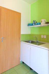 Kuchyňa alebo kuchynka v ubytovaní Pahrbek - ubytování v bungalovech