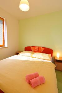 Ένα ή περισσότερα κρεβάτια σε δωμάτιο στο Pahrbek - ubytování v bungalovech
