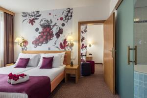 Giường trong phòng chung tại Hotel Piramida