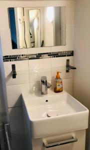 een badkamer met een witte wastafel en een spiegel bij Central charming and cozy in old town sustainable in Nice