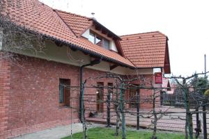 um edifício de tijolos vermelhos com telhado vermelho em BERNAT apartman em Vrútky