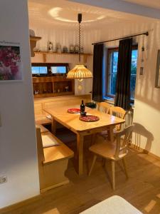 uma cozinha com uma mesa de jantar em madeira e cadeiras em Home Office und Ferienhaus Valentin in Oberammergau em Oberammergau