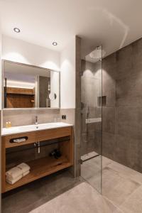 a bathroom with a sink and a shower at Urbanhof in Sölden