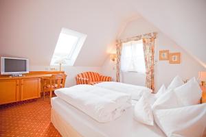 Ein Bett oder Betten in einem Zimmer der Unterkunft Hotel Krone OHG