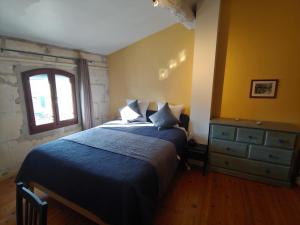 - une chambre avec un lit, une fenêtre et une commode dans l'établissement Charmante maison arlésienne à l'ombre des Arènes, de 2 à 5p, à Arles
