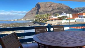 a table and chairs on a balcony with a view of the ocean at Casa Camilo I in Valle Gran Rey