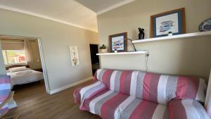 a living room with a couch and a bed at Casa Camilo I in Valle Gran Rey