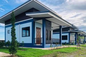 une petite maison est assez bonne pour une petite famille dans l'établissement บ้านนอกเมืองรีสอร์ต BaanNokMueang, à Phayao