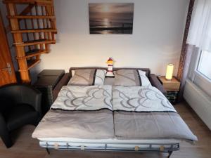 ein großes Bett in einem Zimmer mit einer Treppe in der Unterkunft Apartment Blinkfeuer by Interhome in Norddeich + 35 Fotos