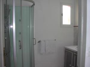 La salle de bains est pourvue d'une douche en verre et d'une serviette. dans l'établissement le patio, à Tourtour