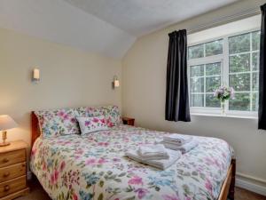 ウエストワード・ホーにあるHoliday Home Pusehill Barn-1 by Interhomeのベッドルーム(ベッド1台、窓付)
