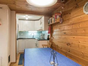 una cocina con una mesa con un par de tijeras. en Holiday Home Nurmennunnu by Interhome en Levi