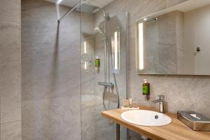 a bathroom with a sink and a shower at Le Panoramic in Sancerre