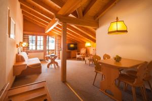 een woonkamer met een tafel en een eetkamer bij Alpenhof in Grindelwald