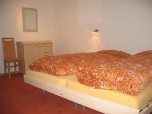 Ein Bett oder Betten in einem Zimmer der Unterkunft Holiday Home Haus Alpenstern- Wohnung Aelpi by Interhome