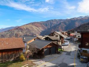 Une petite ville avec une montagne en arrière-plan dans l'établissement Holiday Home La Place by Interhome, à Nendaz