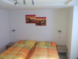 サースフェーにあるApartment Chalet Sunstar- kleine Wohnung by Interhomeのベッドルーム1室(隣り合わせのベッド2台付)