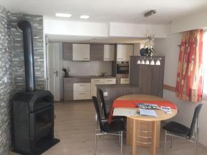Kuchyň nebo kuchyňský kout v ubytování Apartment Chalet Sunstar- kleine Wohnung by Interhome