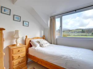 DyffrynにあるHoliday Home Tyn Llan by Interhomeのベッドルーム1室(ベッド1台、大きな窓付)