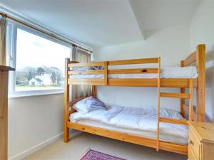 DyffrynにあるHoliday Home Tyn Llan by Interhomeの窓付きの客室で、二段ベッド2台が備わります。