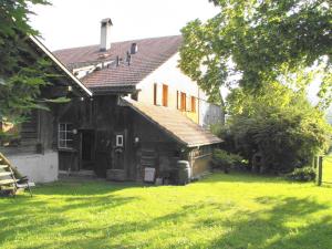 uma casa velha com um quintal e uma casa em Apartment Adlemsried by Interhome em Boltigen