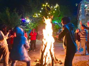 een groep mensen die rond een vuur dansen bij Hang Mua Family Homestay in Ninh Binh