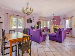 ベニタチェルにあるHoliday Home Margarita by Interhomeの紫色の家具とテーブル付きのリビングルーム