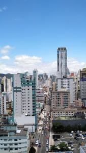 Una vista general de Balneario Camboriú o una vista desde la ciudad tomada desde el departamento