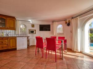 Balcon del MarにあるHoliday Home Uschi by Interhomeの赤い椅子とテーブル付きのキッチン