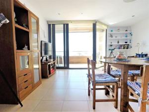 een woonkamer met een tafel en een televisie bij Apartment La Platja by Interhome in L'Estartit