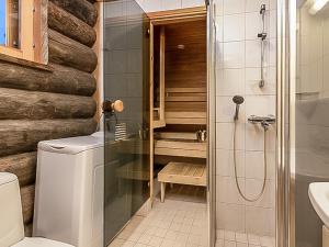 ein Bad mit einem WC und einer ebenerdigen Dusche in der Unterkunft Holiday Home Ylläsniesta 5 e 12 by Interhome in Äkäslompolo