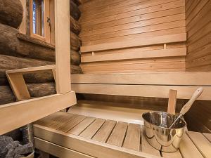 eine Sauna mit einem Eimer auf einem Holztisch in der Unterkunft Holiday Home Ylläsniesta 5 e 12 by Interhome in Äkäslompolo