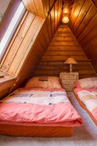 מיטה או מיטות בחדר ב-Chata u lesa