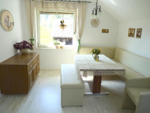 uma sala de estar com uma mesa e uma janela em Apartments Green Paradise em Bohinjska Bela